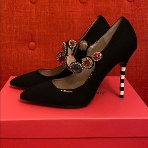 Jodie sz7 Black pointy toe heel w/jewel strap